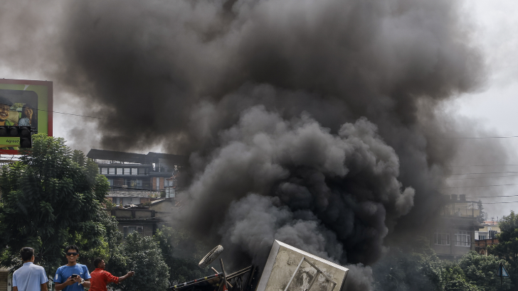 https://salarnews.in/public/uploads/images/newsimages/maannewsimage09092025_213950_Nepal house fire .png